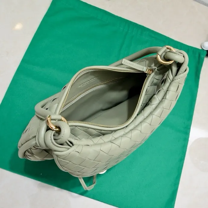 Batch 1860 Bv Shu Qi's same "Gemelli" twin bag 👇 Locked in advance 24 years of hot style 💕 Gemelli is paired with two half-moon shaped bags, matched with the brand's iconic intrecciato woven sheepskin, equipped with a detachable tubular handle, which can be used as a clutch, on the shoulder or by flipping the small crescent moon as a handle, or as a long shoulder strap 🉑️ crossbody The dual design has a personalized yet charming attitude, and the eye-catching visual impact brings an elegant and fashionable feeling. It is a bag worth buying💥 Size: 36x25x10, Model: 4281#